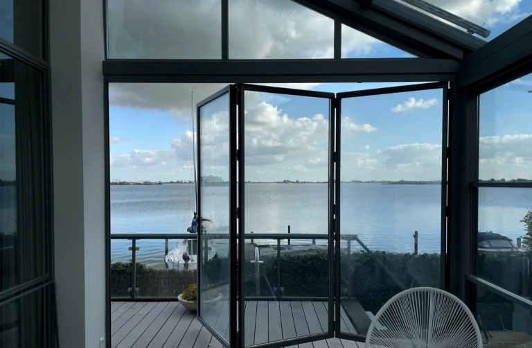 How retractable roof systems are designed to withstand heavy snow loads