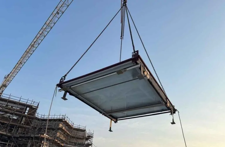 Premium retractable roof resistant to wind and snow for high-end installations