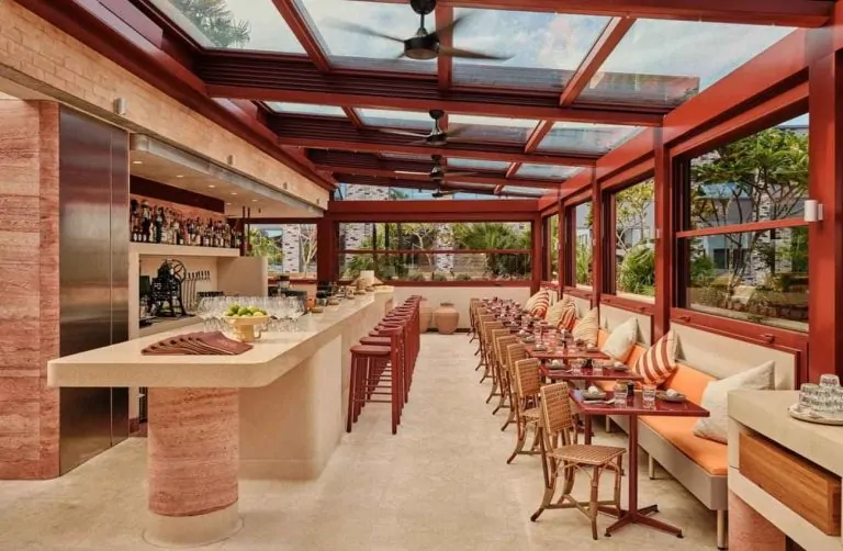 Movable glass enclosure in restaurant terrace for year-round dining