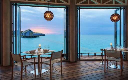 Airclos S55 Portes-fenêtres accordéons. The Reef Restaurant, Kuramathi Island Resort, Maldives