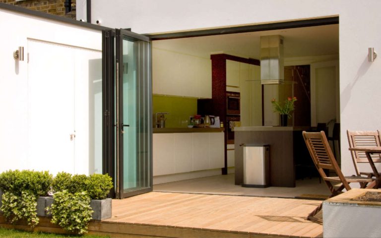Installation de Portes-fenêtres accordéon Airclos, S70 RPT en aluminium pour une maison
