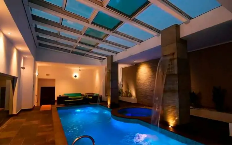 T6000 Toiture coulissante Airclos pour piscine intérieure d'hôtel.