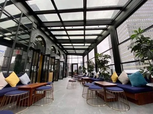système de fenêtres coulissantes verticales Airclos pour restaurants