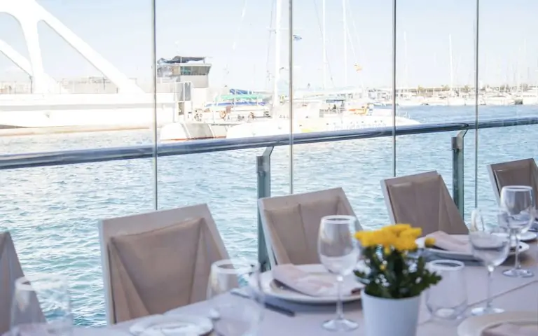 Airclos A32 Cortinas cristal. Restaurante Sausalito, Valencia, España
