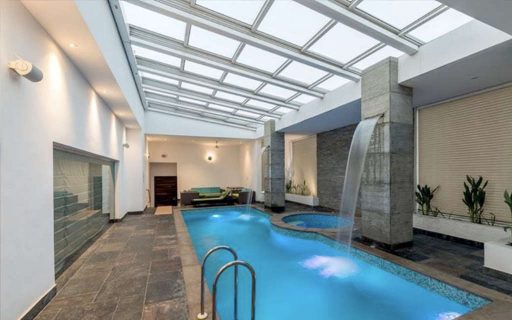 Airclos T6000 Techos móviles. Piscina en vivienda unifamiliar, India