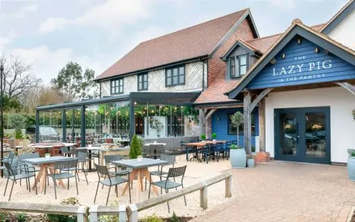 Techo móvil T6000 y Cortina de Cristal E20. Comedor exterior de The Lazy Pig in the Pantry, Cheshan Reino Unido