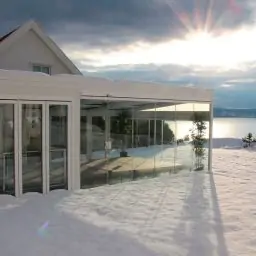 Techo móvil T6000, cortina de cristal E45 y puertas plegables S55. Piscina-espá exterior cubierta, Oslo, Noruega