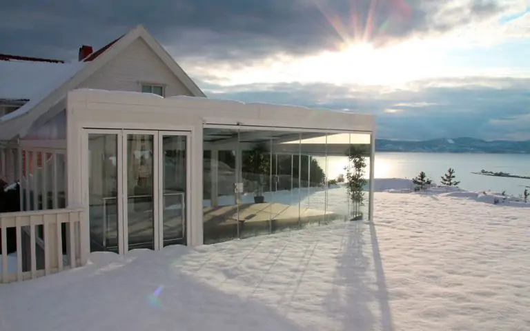 Techo móvil T6000, cortina de cristal E45 y puertas plegables S55. Piscina-espá exterior cubierta, Oslo, Noruega