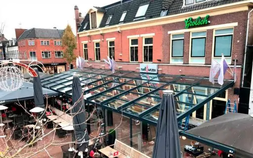 Telhado móvel T6000. Telhado do terraço do Grand Cafe De Twee Wezen, Hengelo, Holanda
