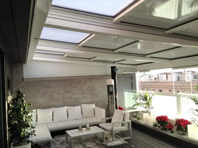 Airclos T5000 Techo móvil (Policarbonato + Sandwich) + E45 Cortina de cristal - Ático con barbacoa