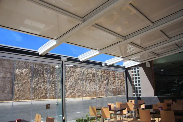 Airclos T5000 Techo móvil Panel Sandwich + A32 Cortina de cristal - Restaurante Gasolinera, Granada, España